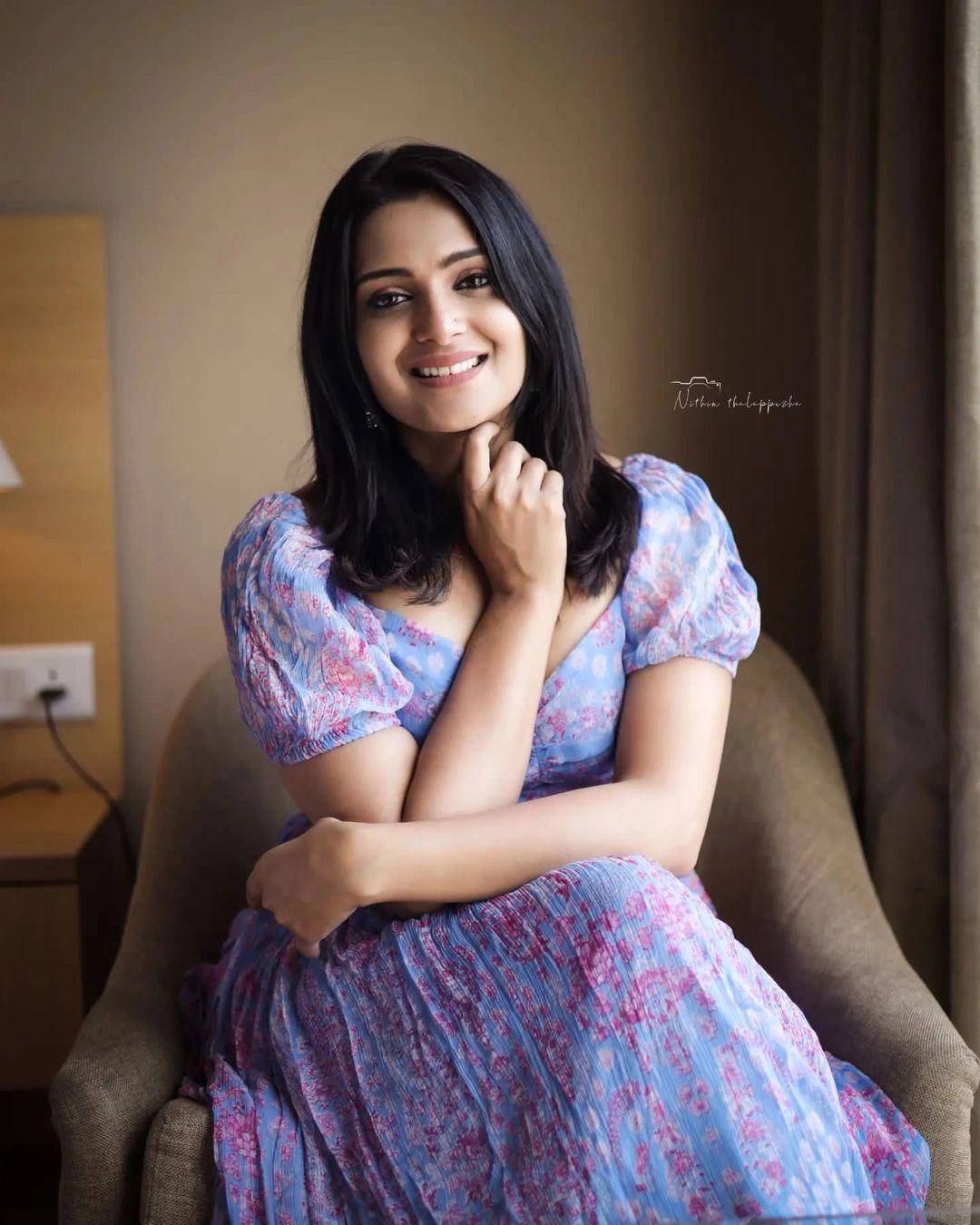 Exposing very cute and sexy photos | Divya Pillai exposing Cleavage and sexy photoshoot