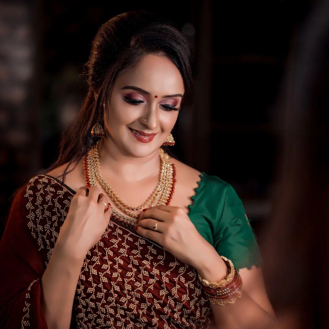 Exposing very hot and sexy photoshoot | Shalu Menon very glamours and sexy photos in saree