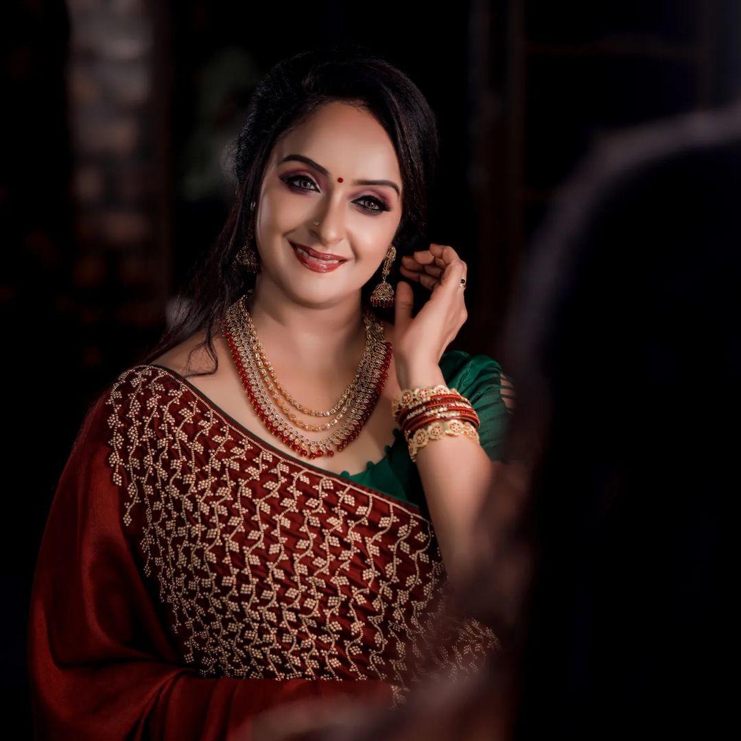 Latest hot and spicy stills | Shalu Menon very glamours and sexy photos in saree