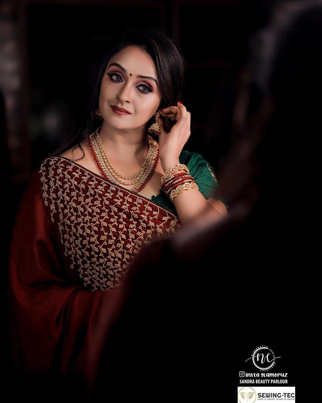 Very glamours and cute stills | Shalu Menon very glamours and sexy photos in saree