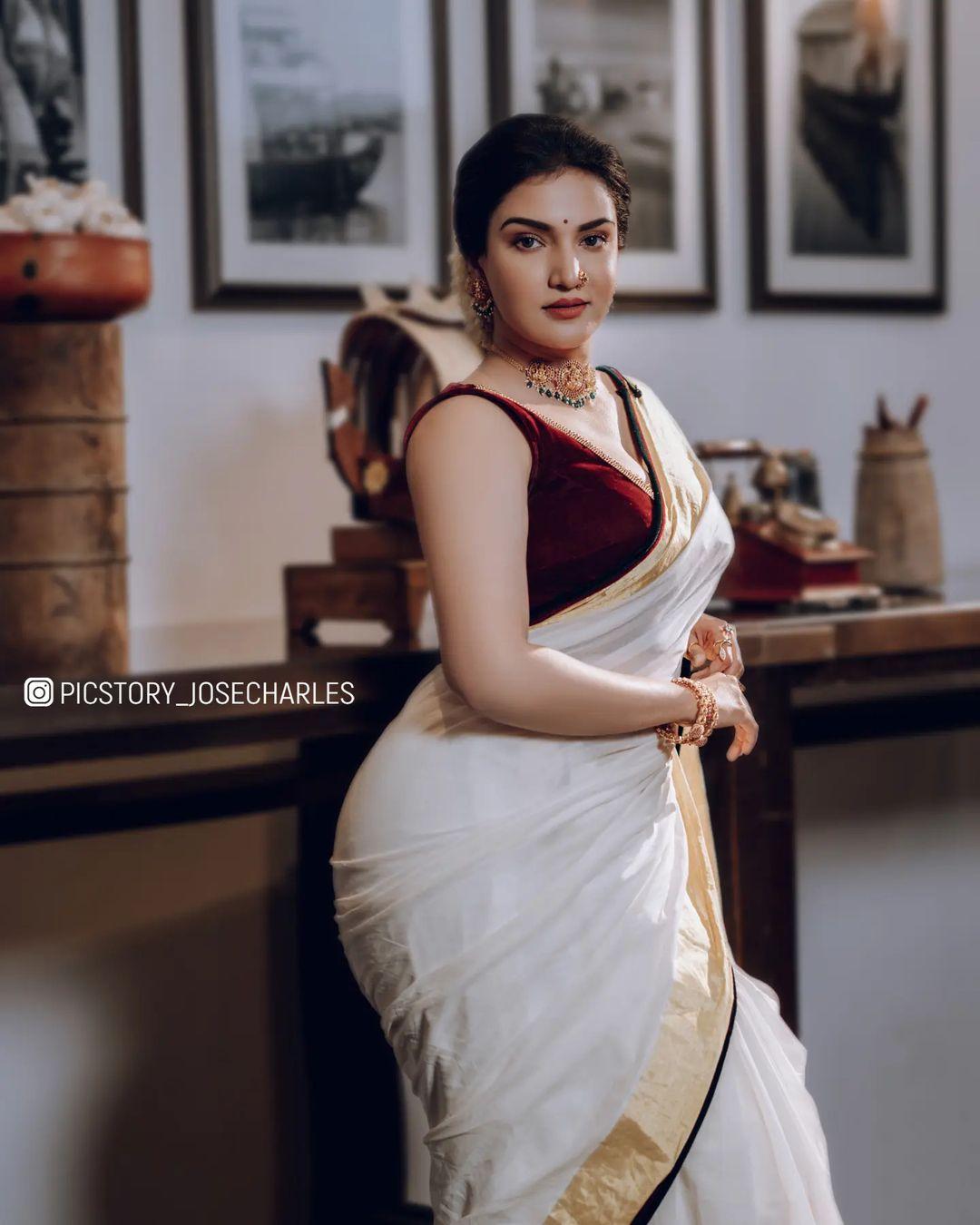 Beautiful and glamours photos | Honey Rose in Kasavu Saree exposing very hot photos gallery