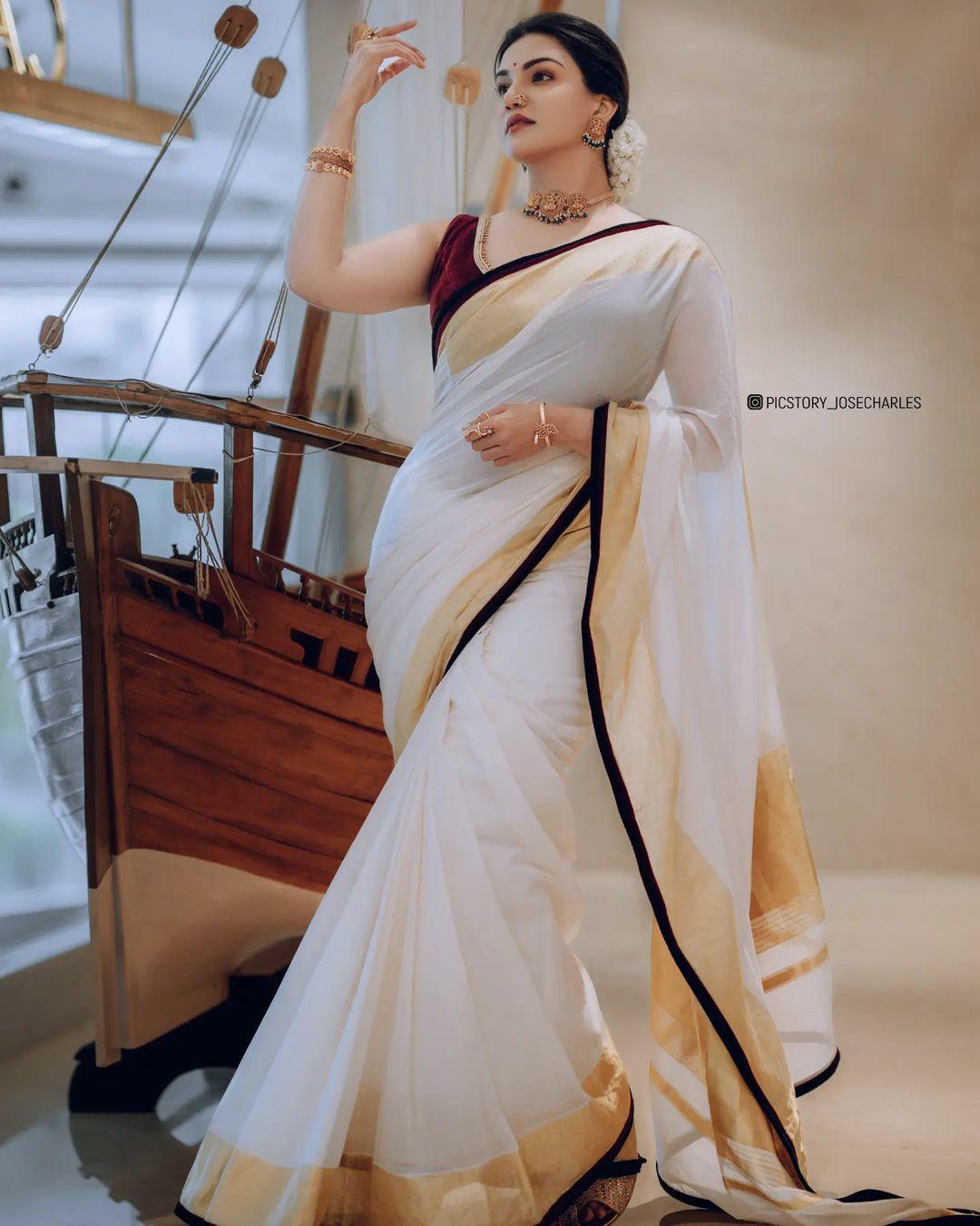 Malayalam Actress hot photos gallery | Honey Rose in Kasavu Saree exposing very hot photos gallery