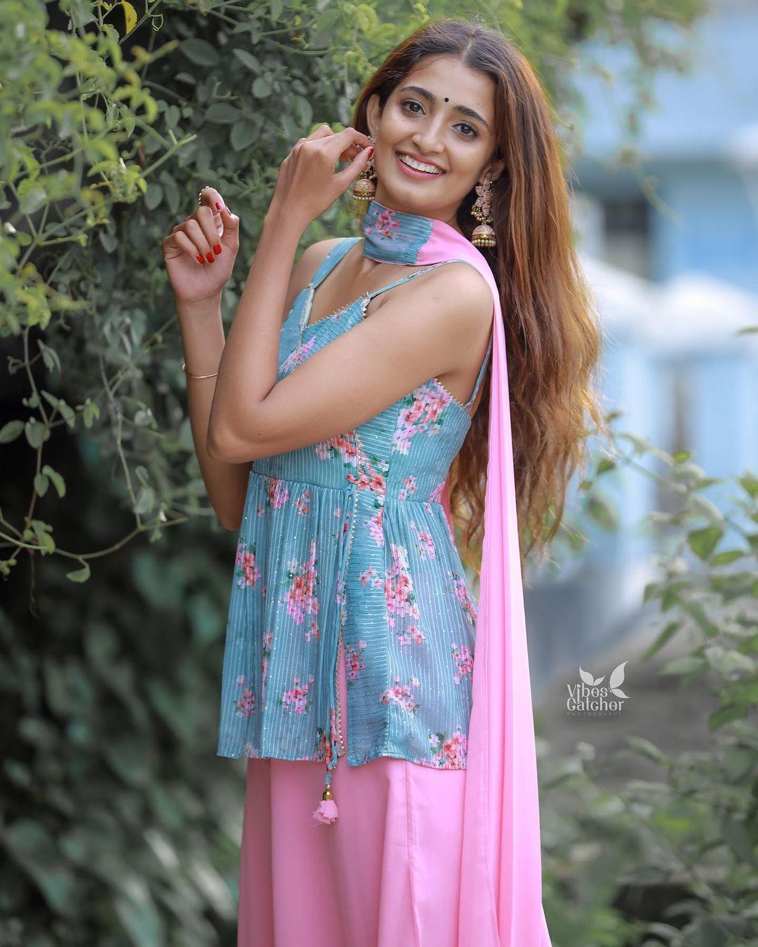 Beautiful and glamours photos | Angel Thomas looking very glamours and cute picture
