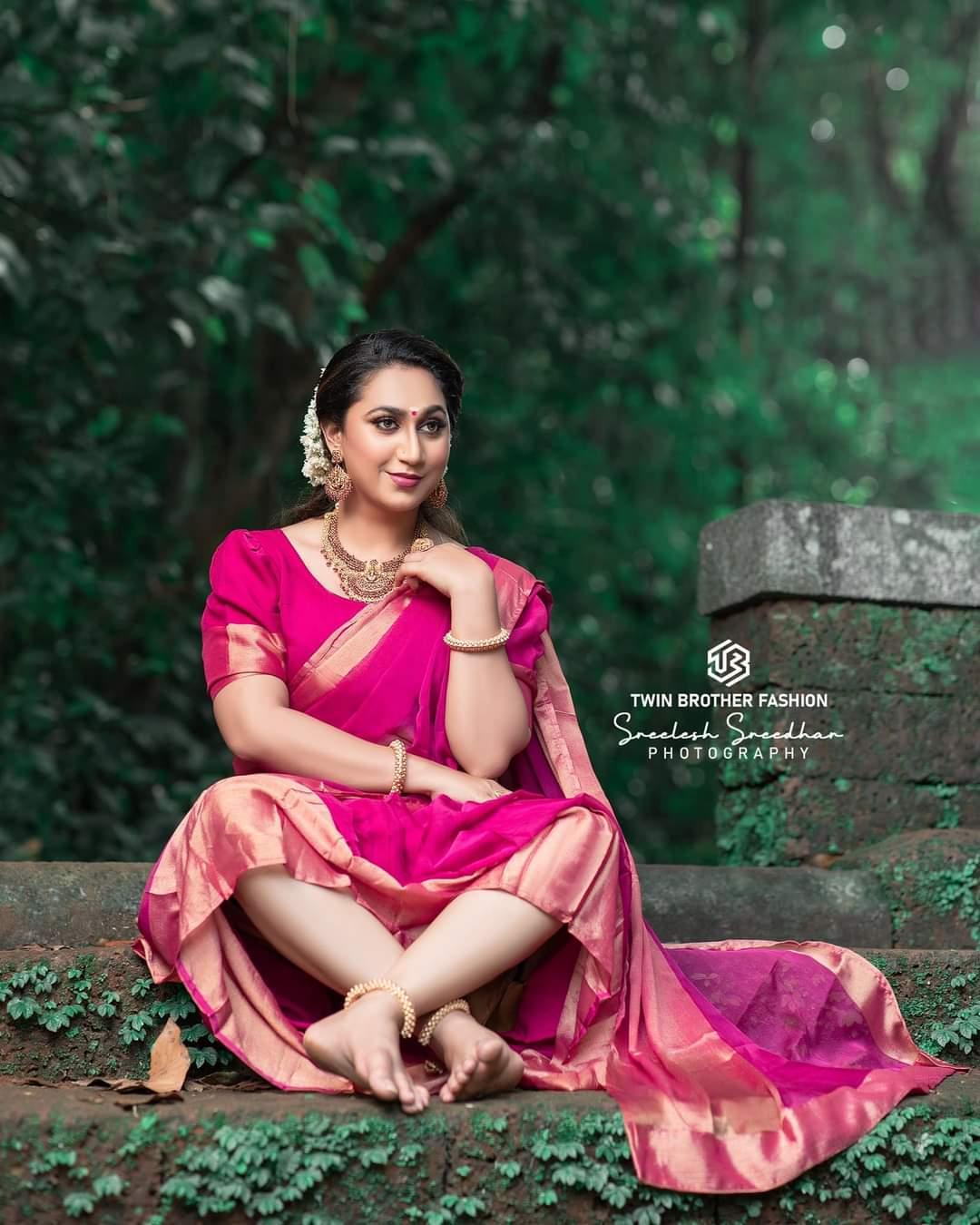 Beautiful and glamours photos | Anjali ameer in bridal saree hot and sexy photoshoot