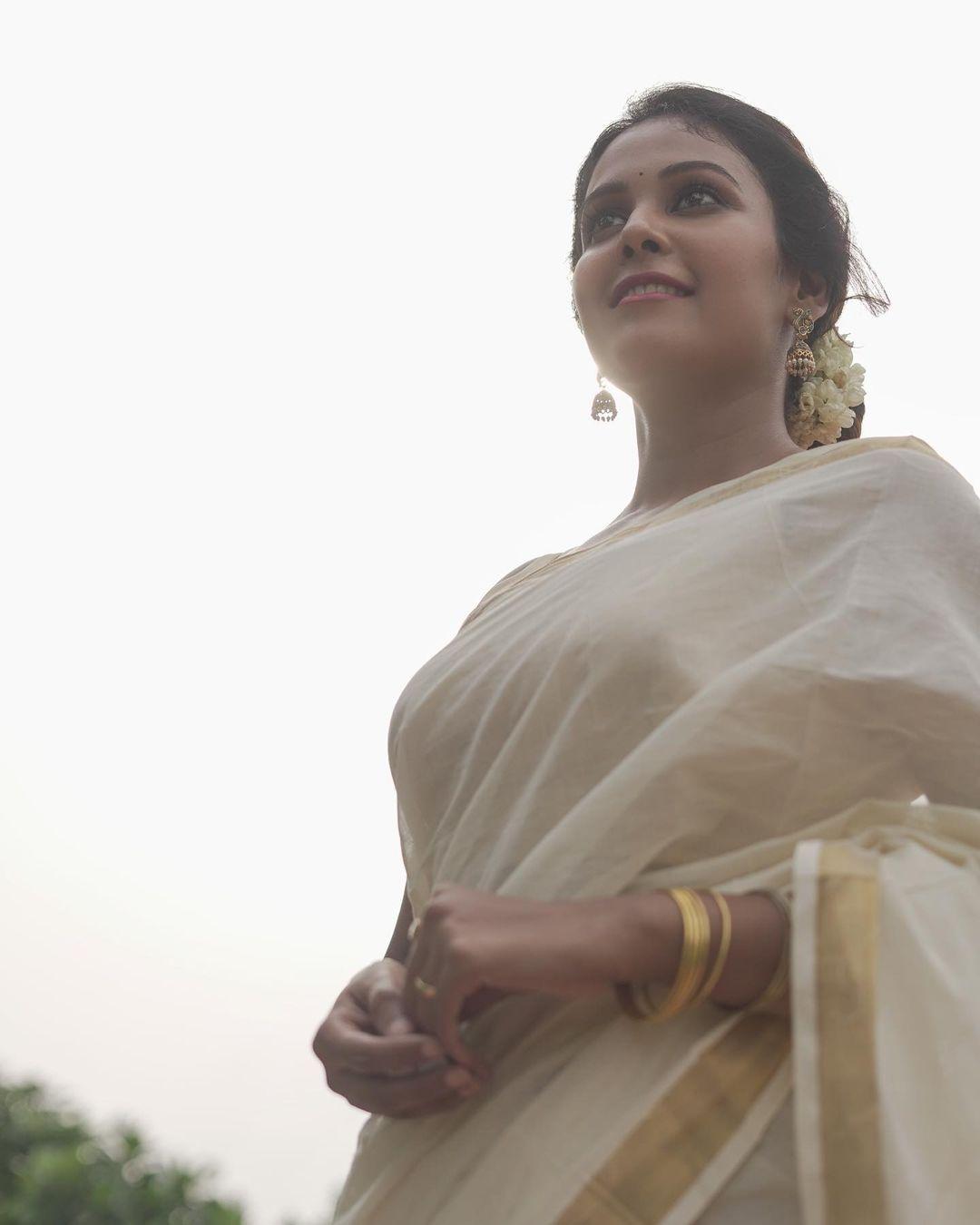 Beautiful and glamours photos | Chandini Tamilarasan in sleeveless blouse and white saree hot photos