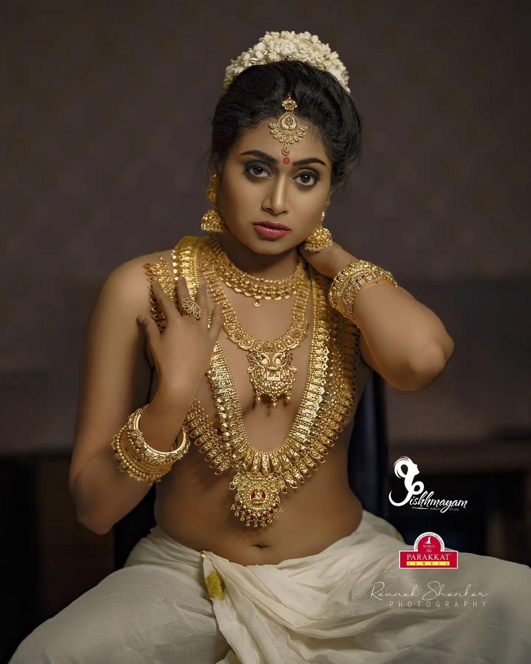Beautiful and glamours photos | Janaki sudheer exclusive photoshoot in topless