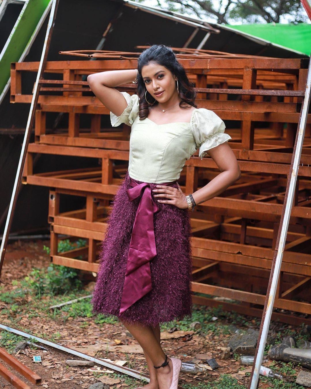 Beautiful and glamours photos | Roshni Haripriyan beautiful and stunning hot photos gallery