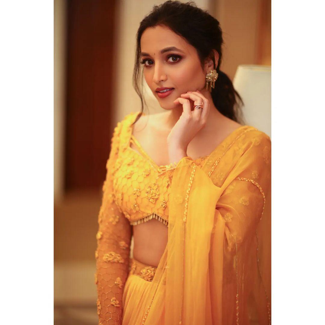 Beautiful and glamours photos | Srinidhi Shetty looking very glorious in yellow dress