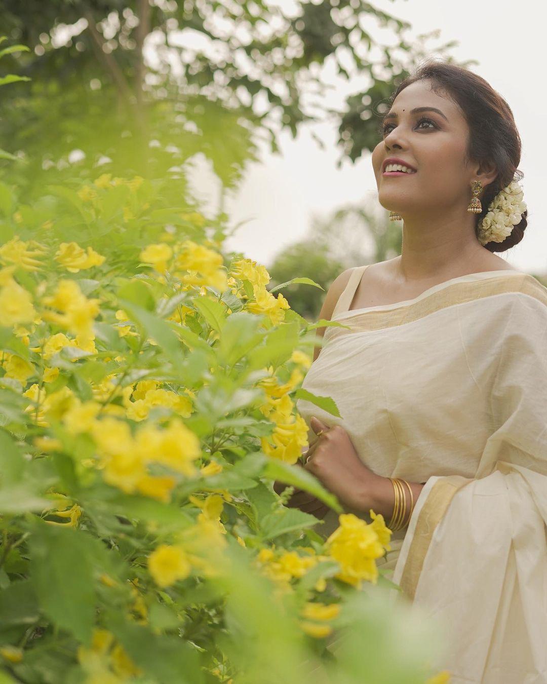 Beautiful and glamours picture | Chandini Tamilarasan in sleeveless blouse and white saree hot photos
