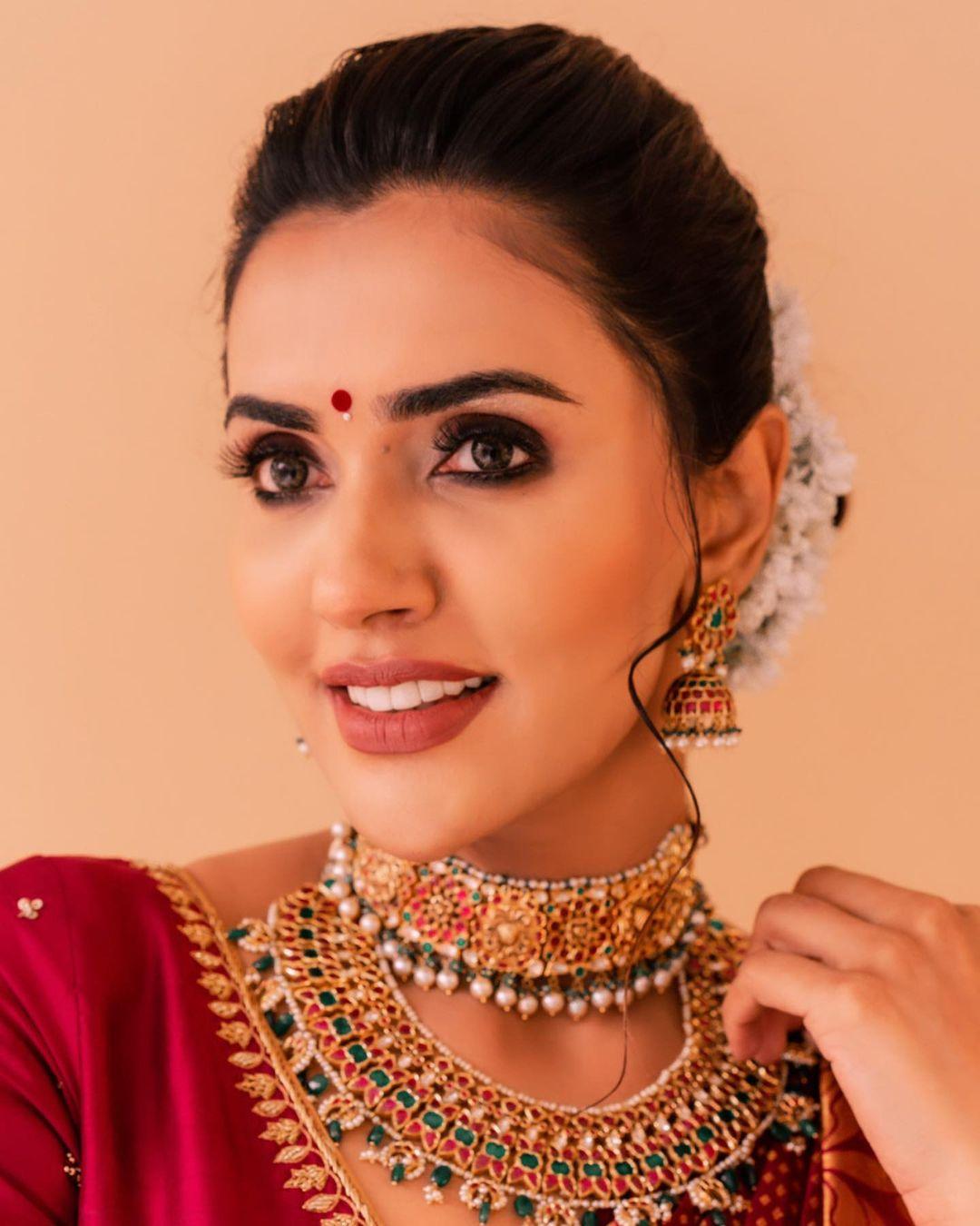 Beautiful and sexy photoshoot | Akshara Gowda bridal makeup in red saree hot photos