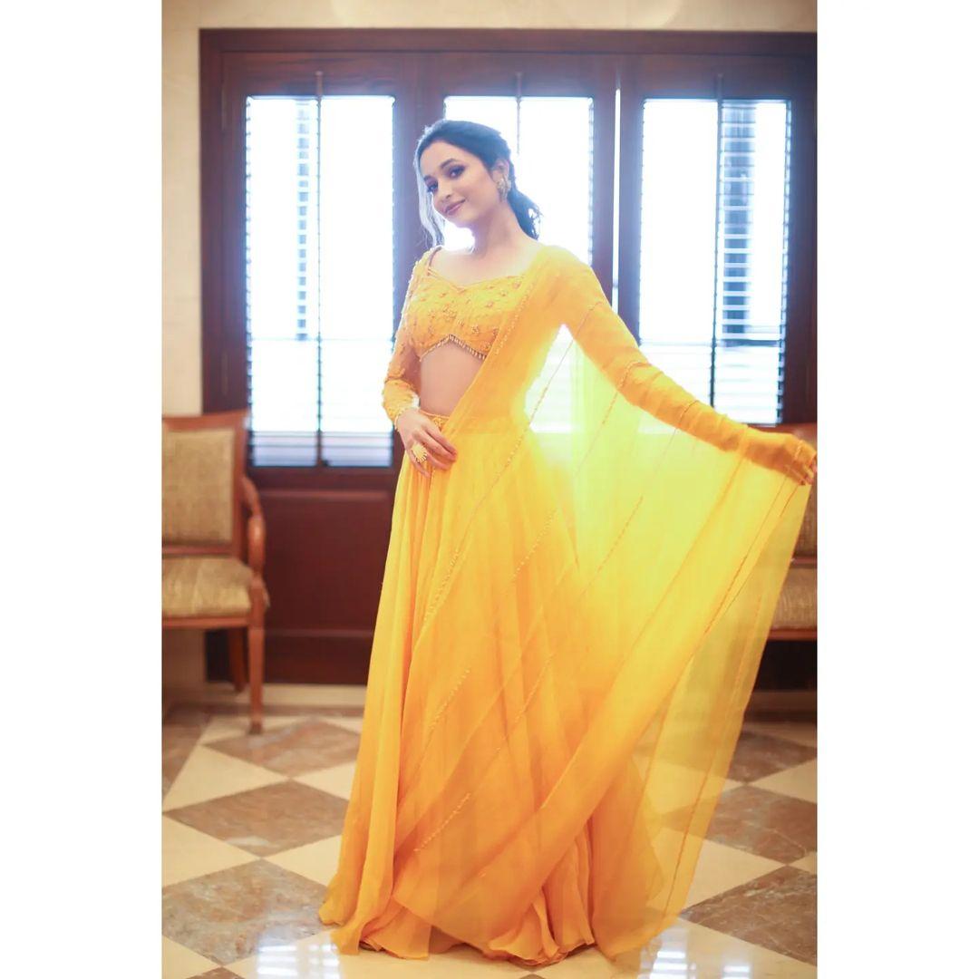 Beautiful and sexy photoshoot | Srinidhi Shetty looking very glorious in yellow dress