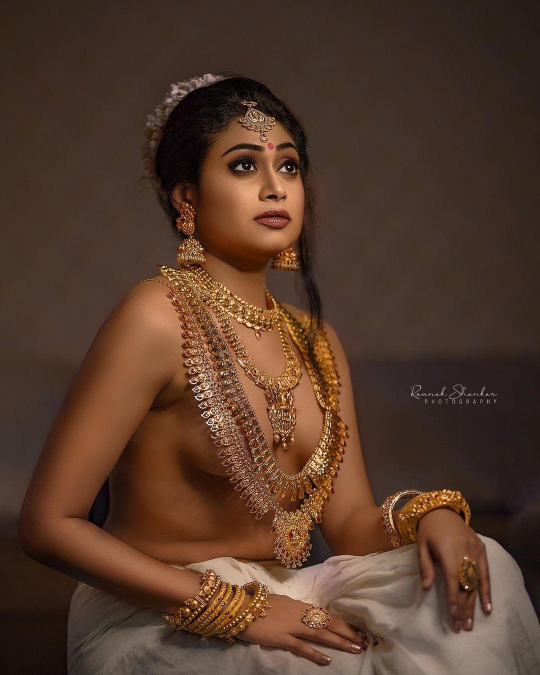 Bigboss frame hot photos | Janaki sudheer exclusive photoshoot in topless