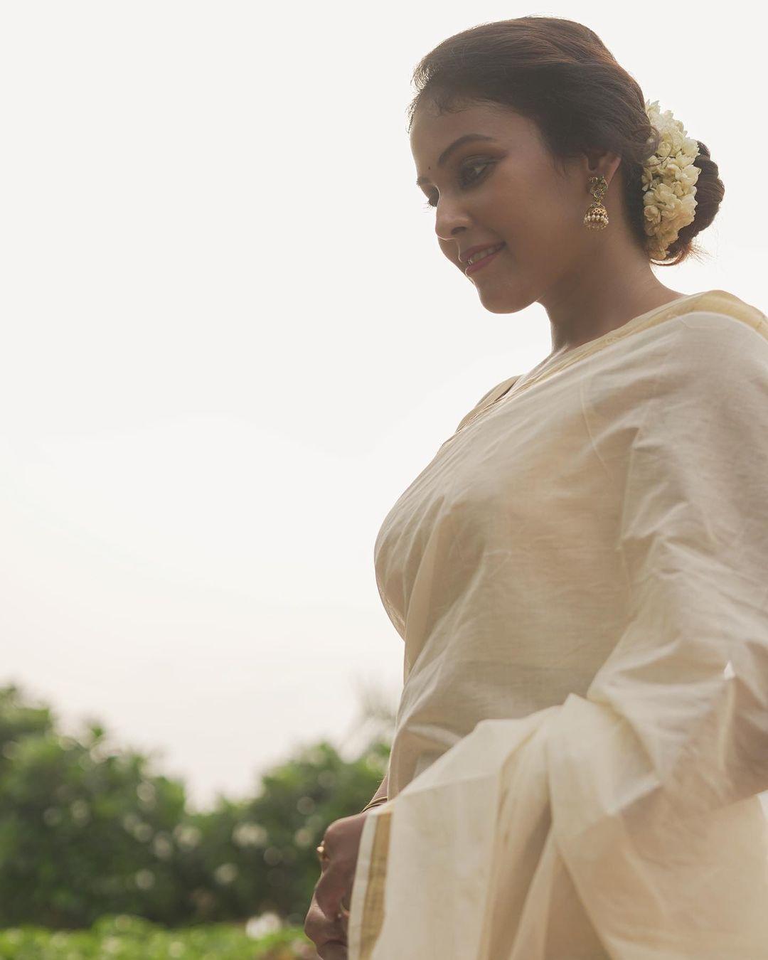 Cute and sexy photoshoot | Chandini Tamilarasan in sleeveless blouse and white saree hot photos