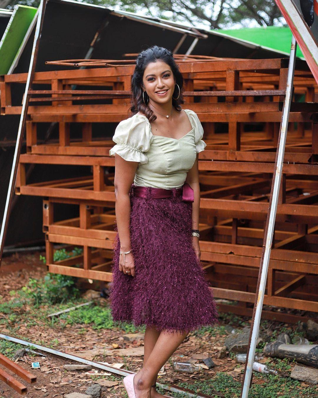 Cute and sexy photoshoot | Roshni Haripriyan beautiful and stunning hot photos gallery