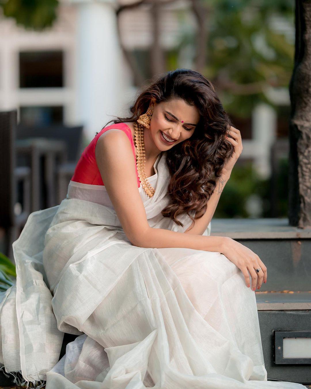 Exclusive very hot photos | Akshara Gowda in white sleeveless blouse and saree hot photos