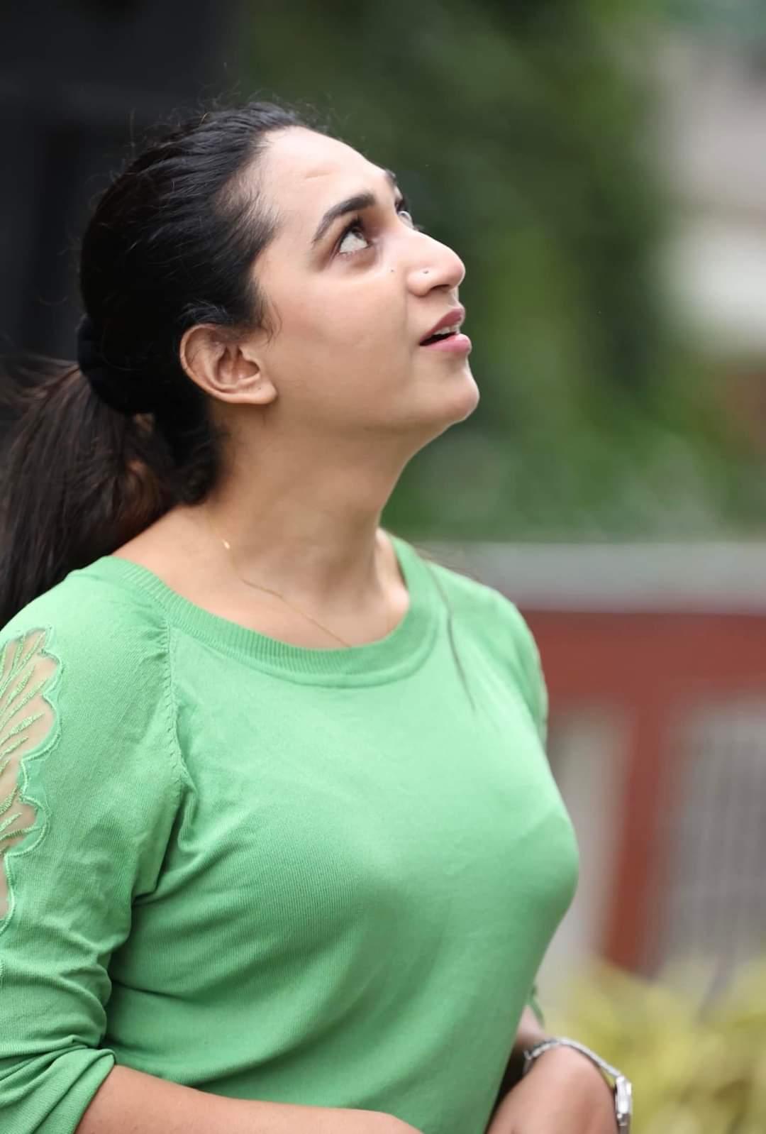 Exclusive very hot photos gallery | Anjali ameer looking very glamorous and cute picture
