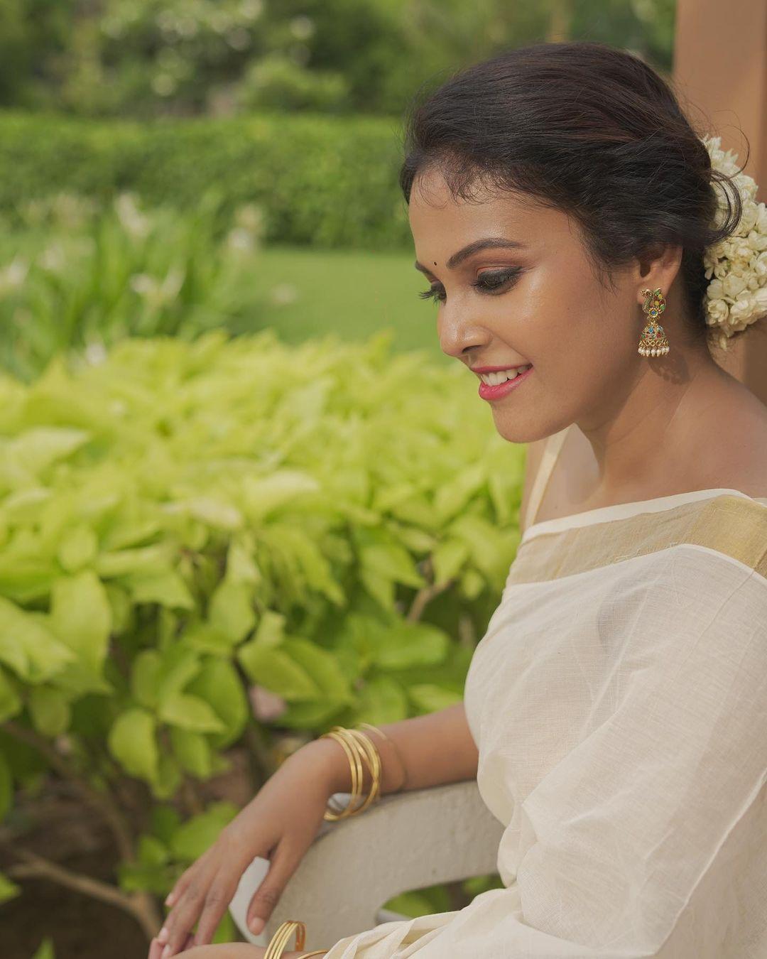 Exclusive very hot photos gallery | Chandini Tamilarasan in sleeveless blouse and white saree hot photos