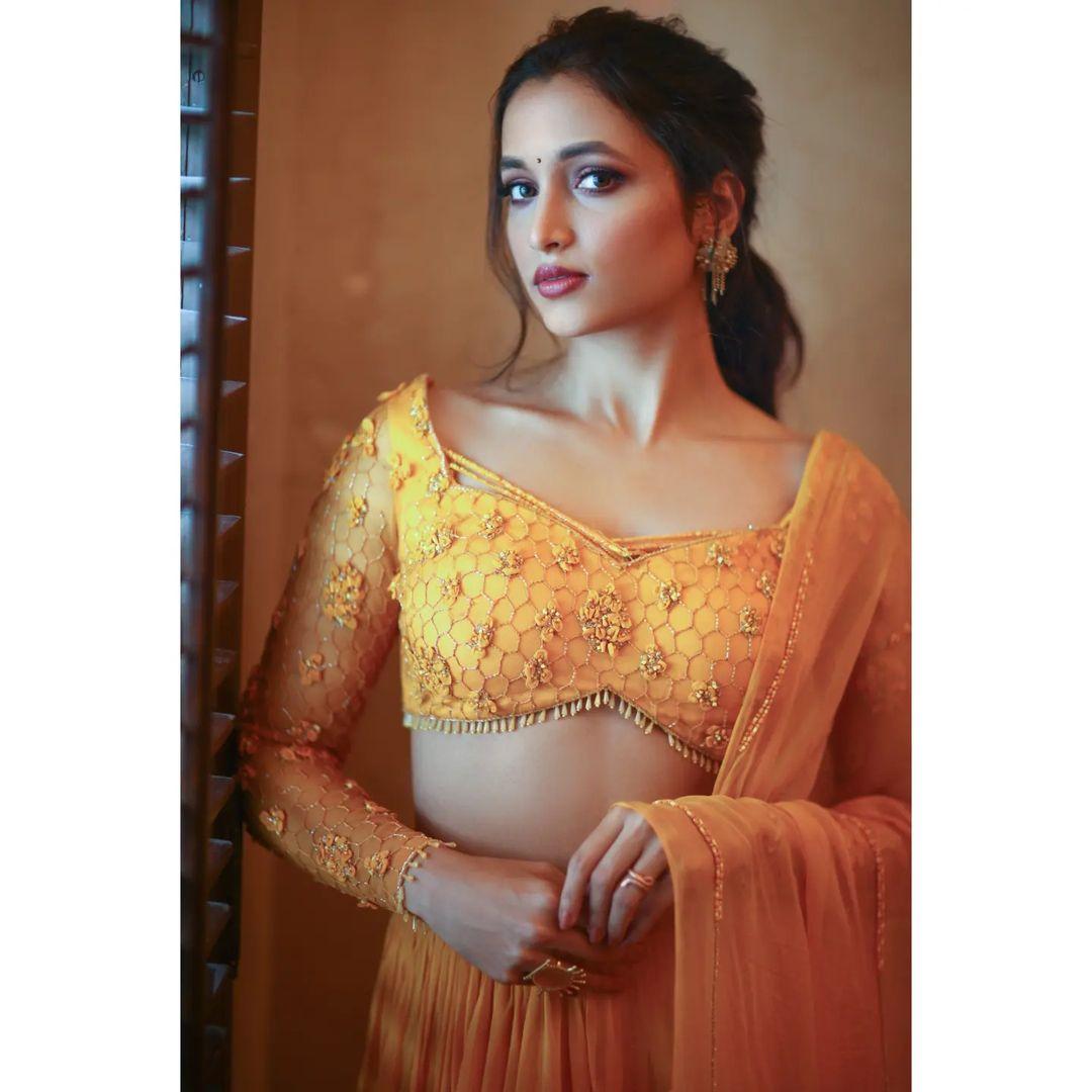 Exposing navel hot photos | Srinidhi Shetty looking very glorious in yellow dress