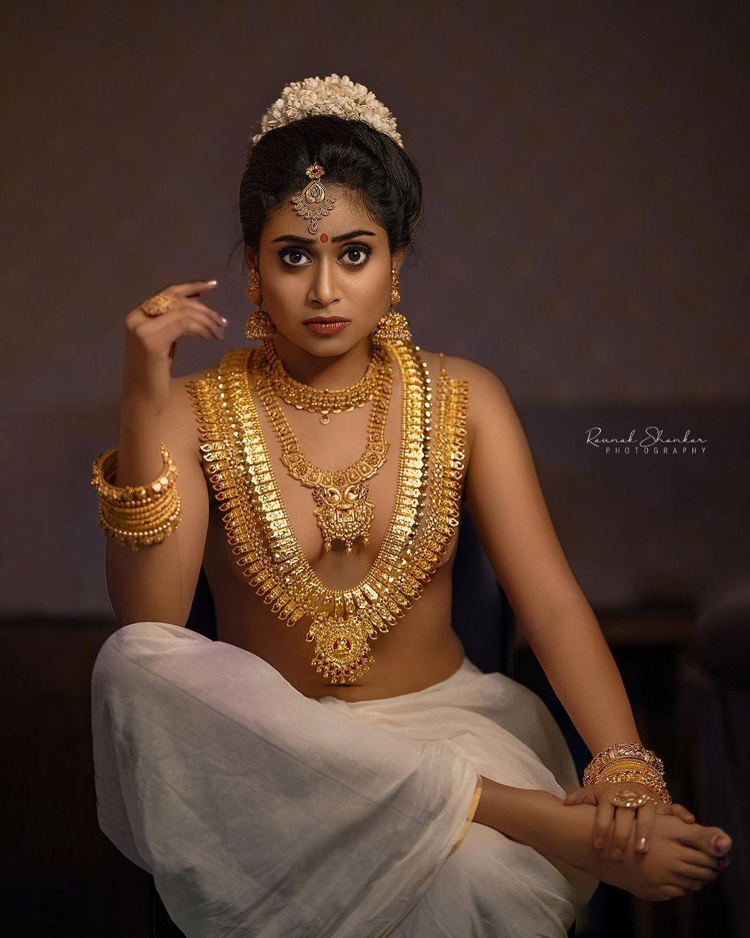 Glamours and cute stills | Janaki sudheer exclusive photoshoot in topless