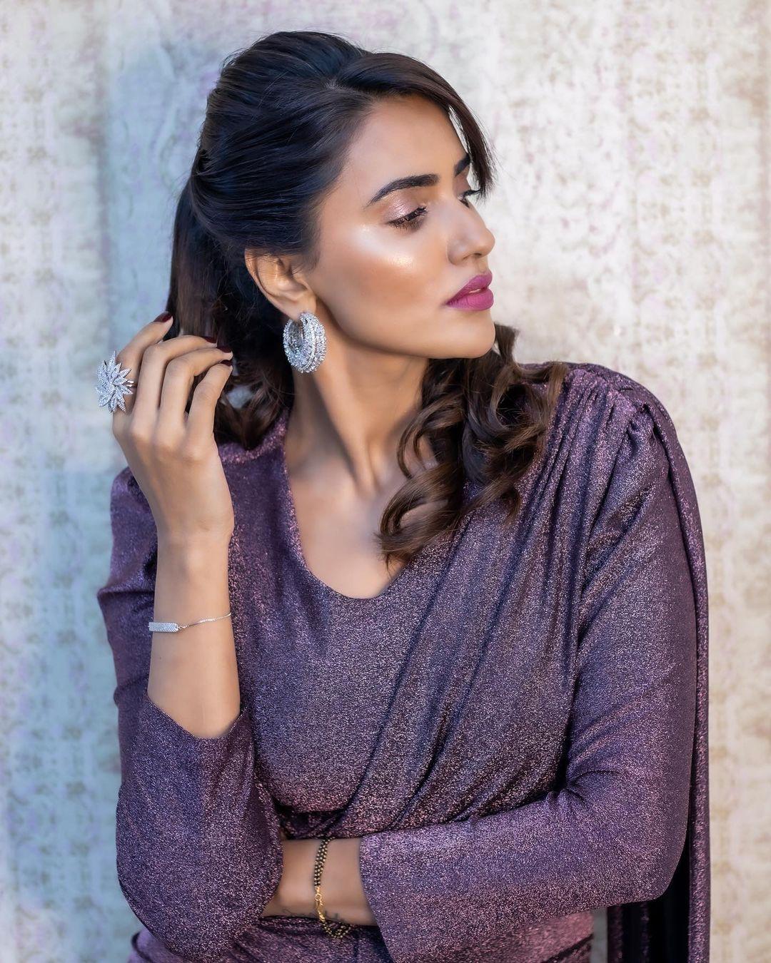 Hot and sexy photoshoot | Akshara Gowda very stylish and glamorous photos gallery