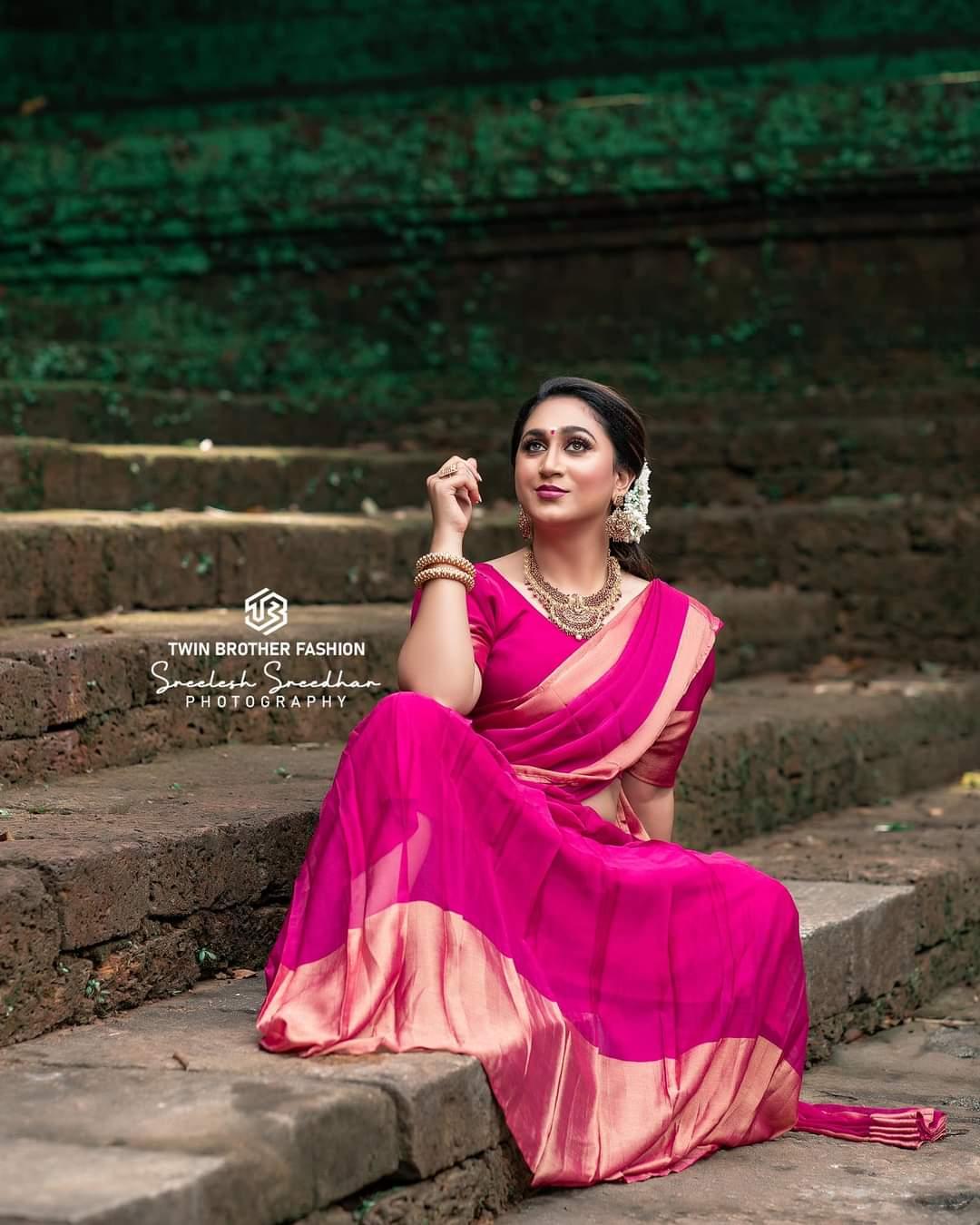Malayalam Actress hot photos gallery | Anjali ameer in bridal saree hot and sexy photoshoot