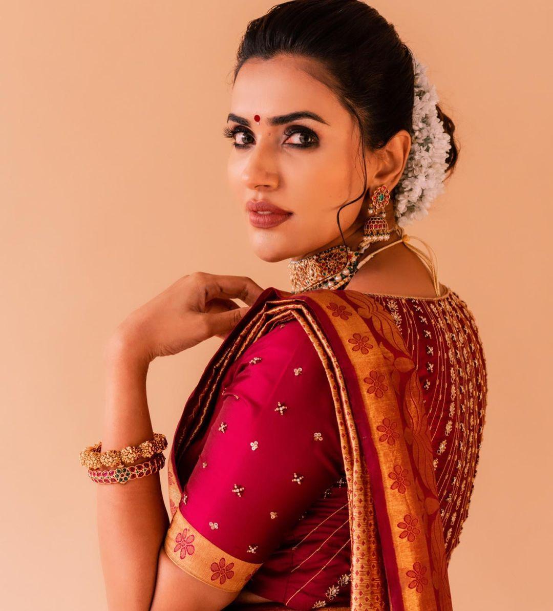 South Indian Actress hot photos | Akshara Gowda bridal makeup in red saree hot photos