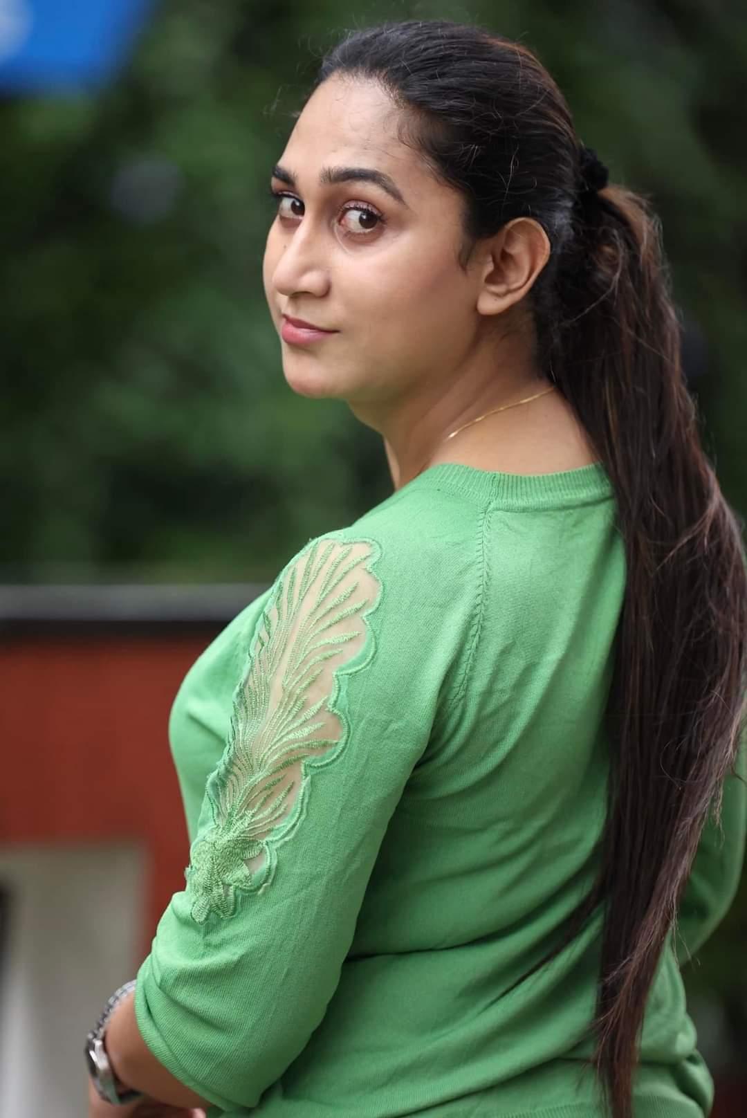 South Indian Actress hot photos | Anjali ameer looking very glamorous and cute picture