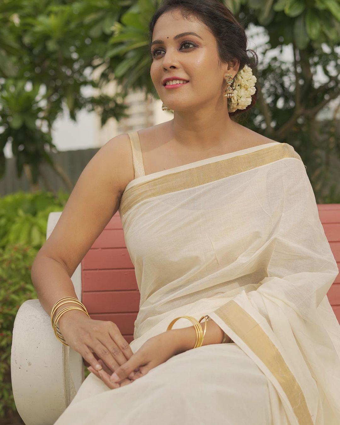 South Indian Actress hot photos | Chandini Tamilarasan in sleeveless blouse and white saree hot photos