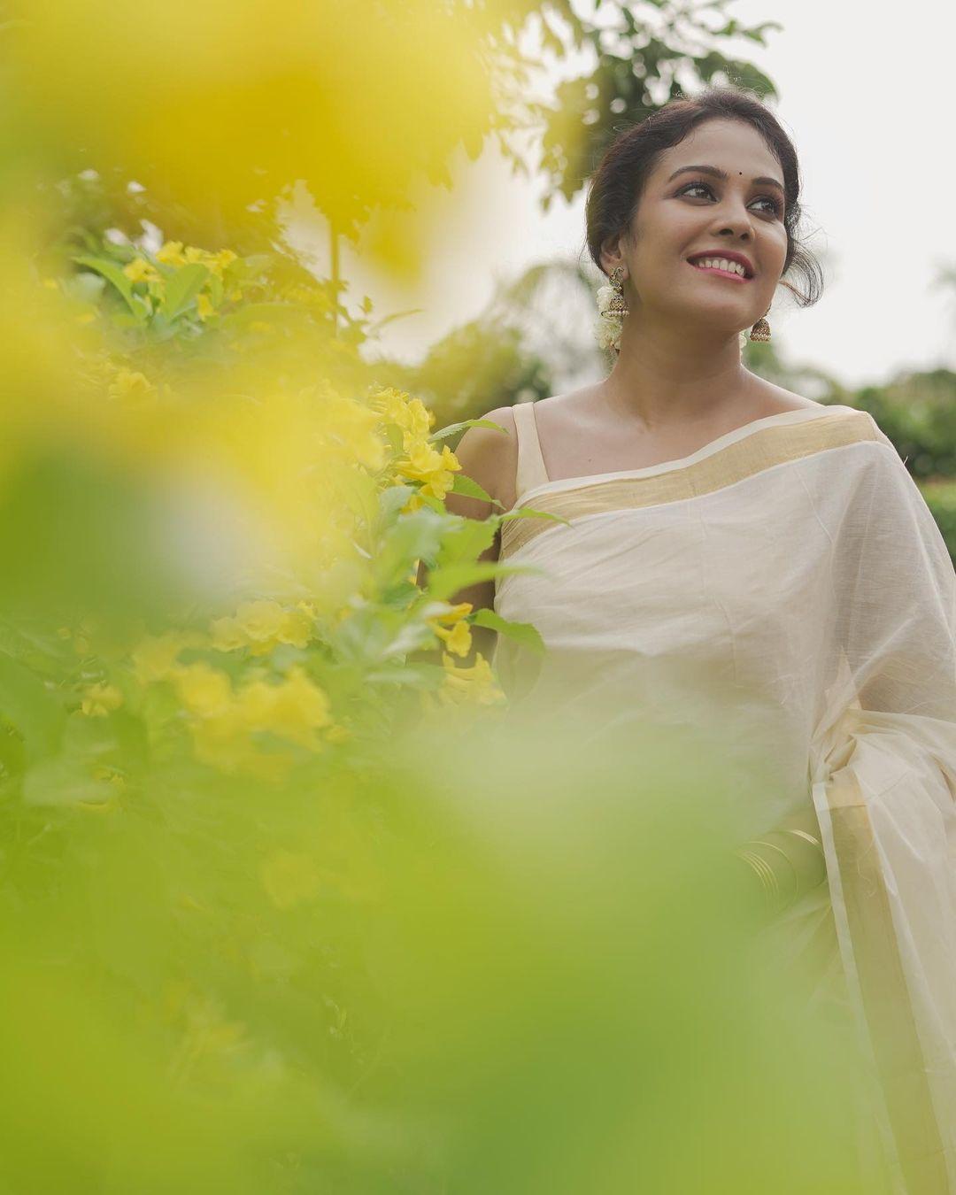 Tamil actress hot photos | Chandini Tamilarasan in sleeveless blouse and white saree hot photos
