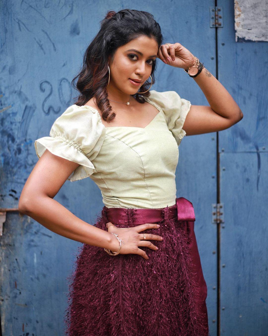 Tamil actress hot photos | Roshni Haripriyan beautiful and stunning hot photos gallery