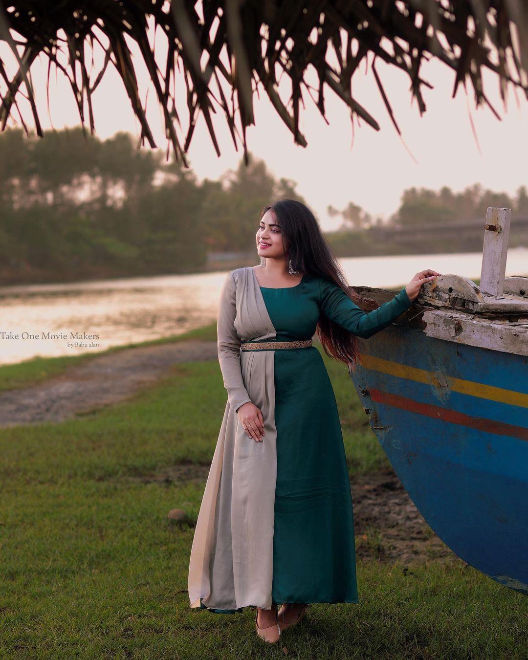 Hot and sexy photoshoot| Arathy Sojan looking beautiful and glamorous photos