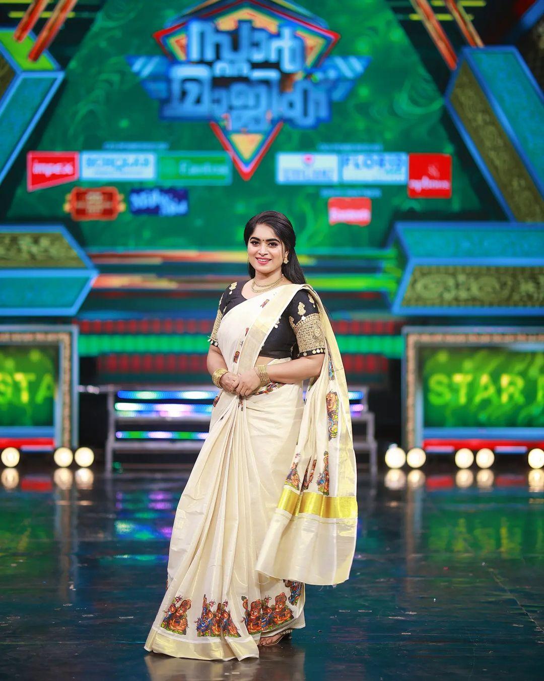 Exclusive hot and sexy stills | Arathy Sojan looking very glamorous and sexy photoshoot in Kasavu Saree