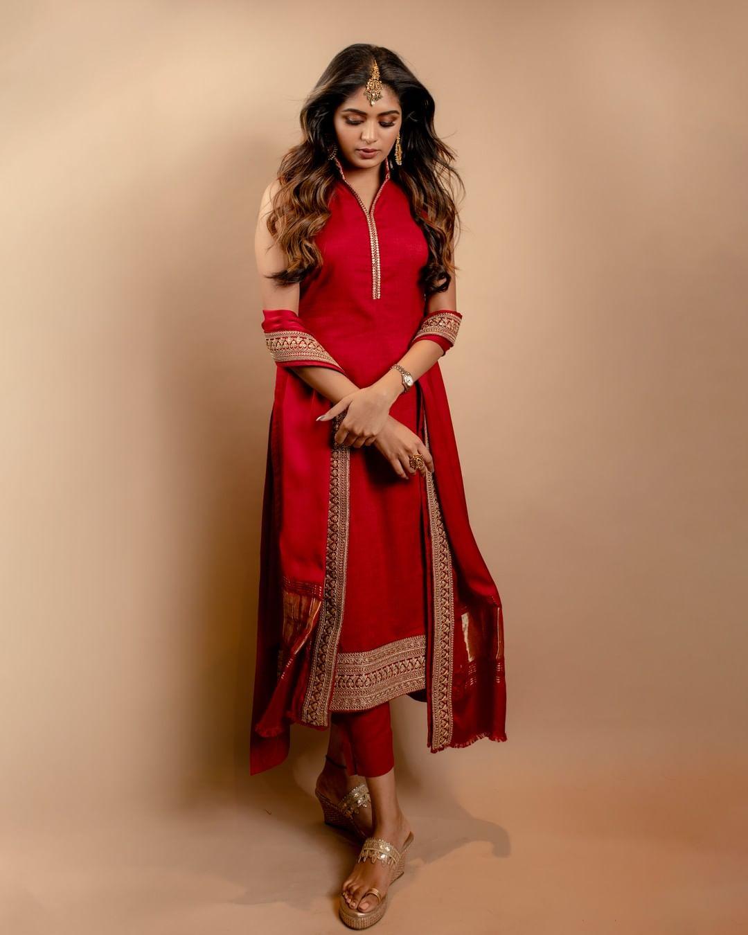 Beautiful and sexy photoshoot | Aditi Shankar very cute and sexy photos in red dress