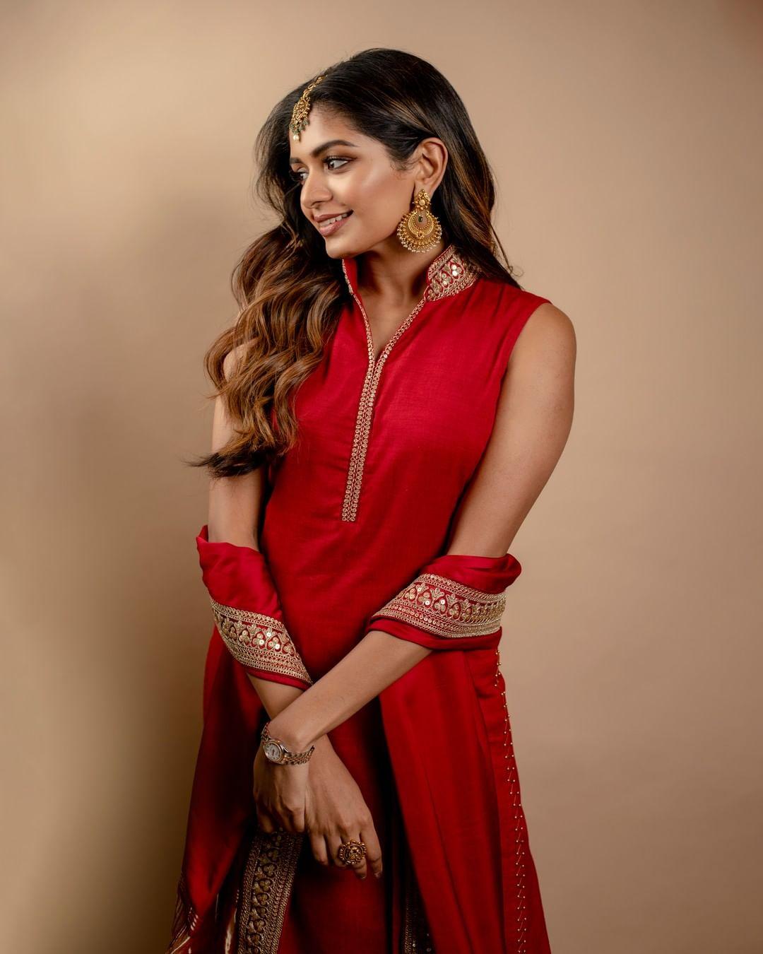 Bollywood actress hot photos gallery | Aditi Shankar very cute and sexy photos in red dress