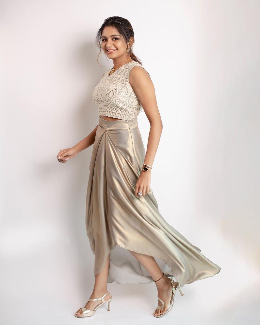 Exclusive very hot and spicy stills | Aditi Shankar looking very Glamorous and cute picture