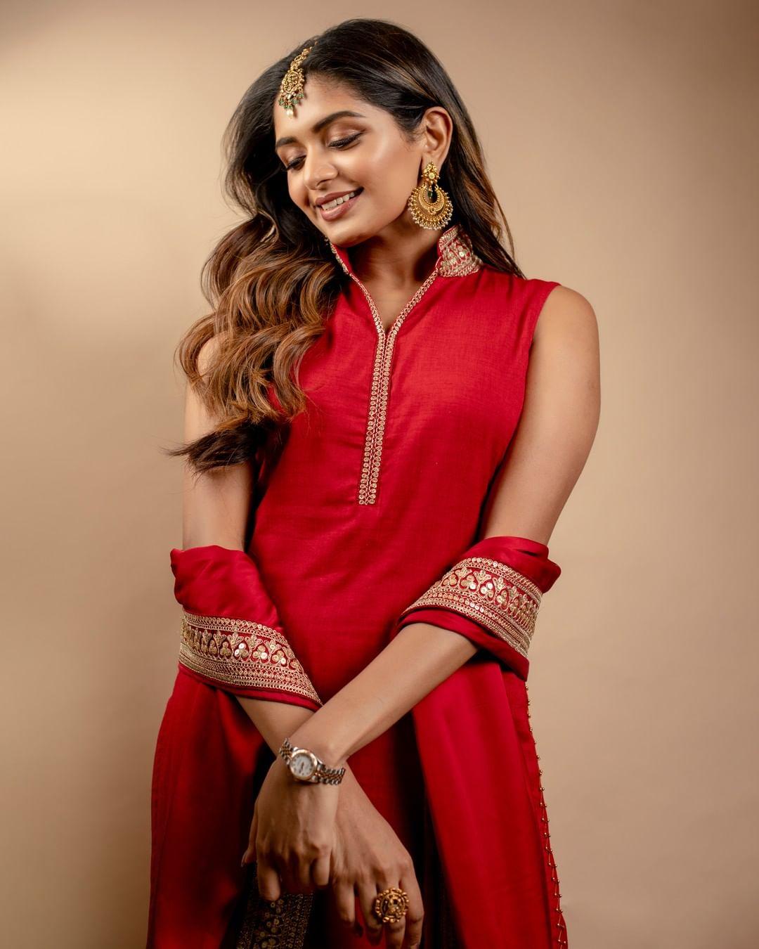 Exclusive very hot photos gallery | Aditi Shankar very cute and sexy photos in red dress