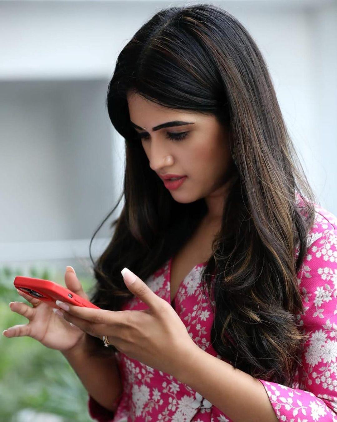 South Indian Actress latest hot photos | Sravanthi Chokkarapu very stylish and glamorous photos gallery