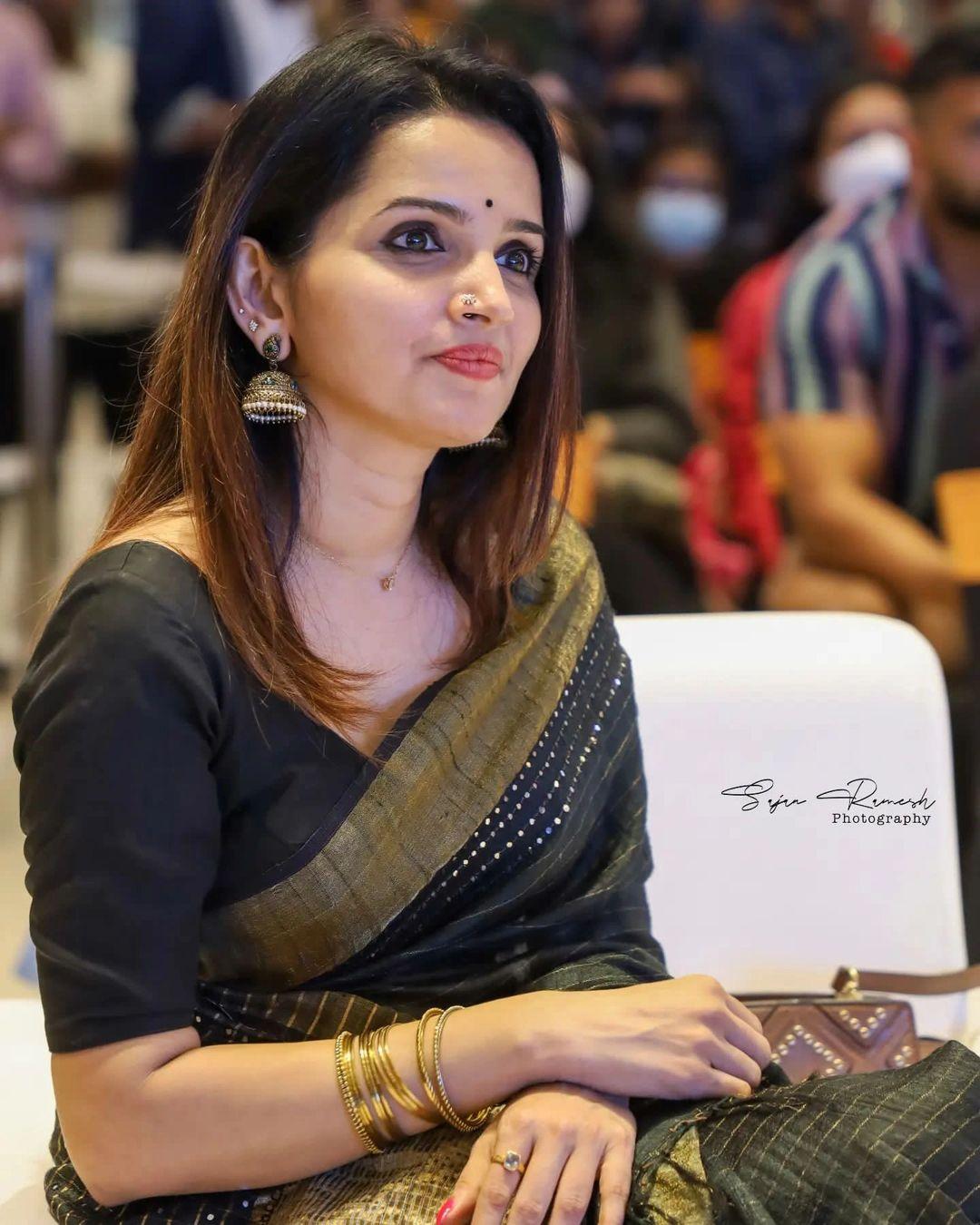 Beautiful and sexy photos | Sangeetha Janachandran looking very Glamorous and cute photos in saree