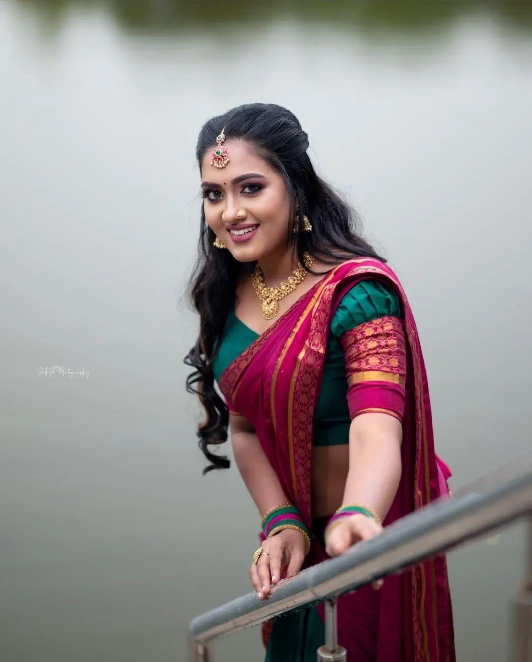 Glamorous and cute stills | Punitha balakrishnan very glamorous and cute photos in saree