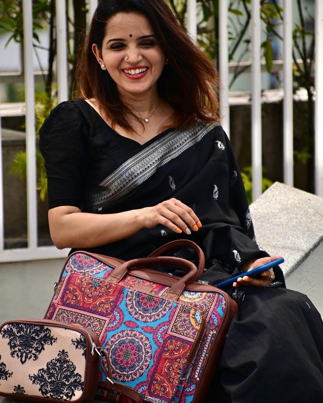 Hot and sexy photos | Sangeetha Janachandran looking very Glamorous and cute photos in saree