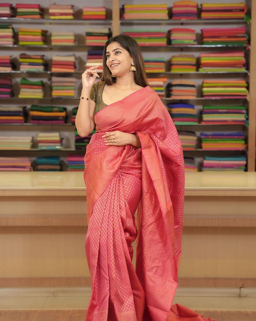 Beautiful and sexy photoshoot in saree | Malavika Sreenath very stylish and glamorous photos