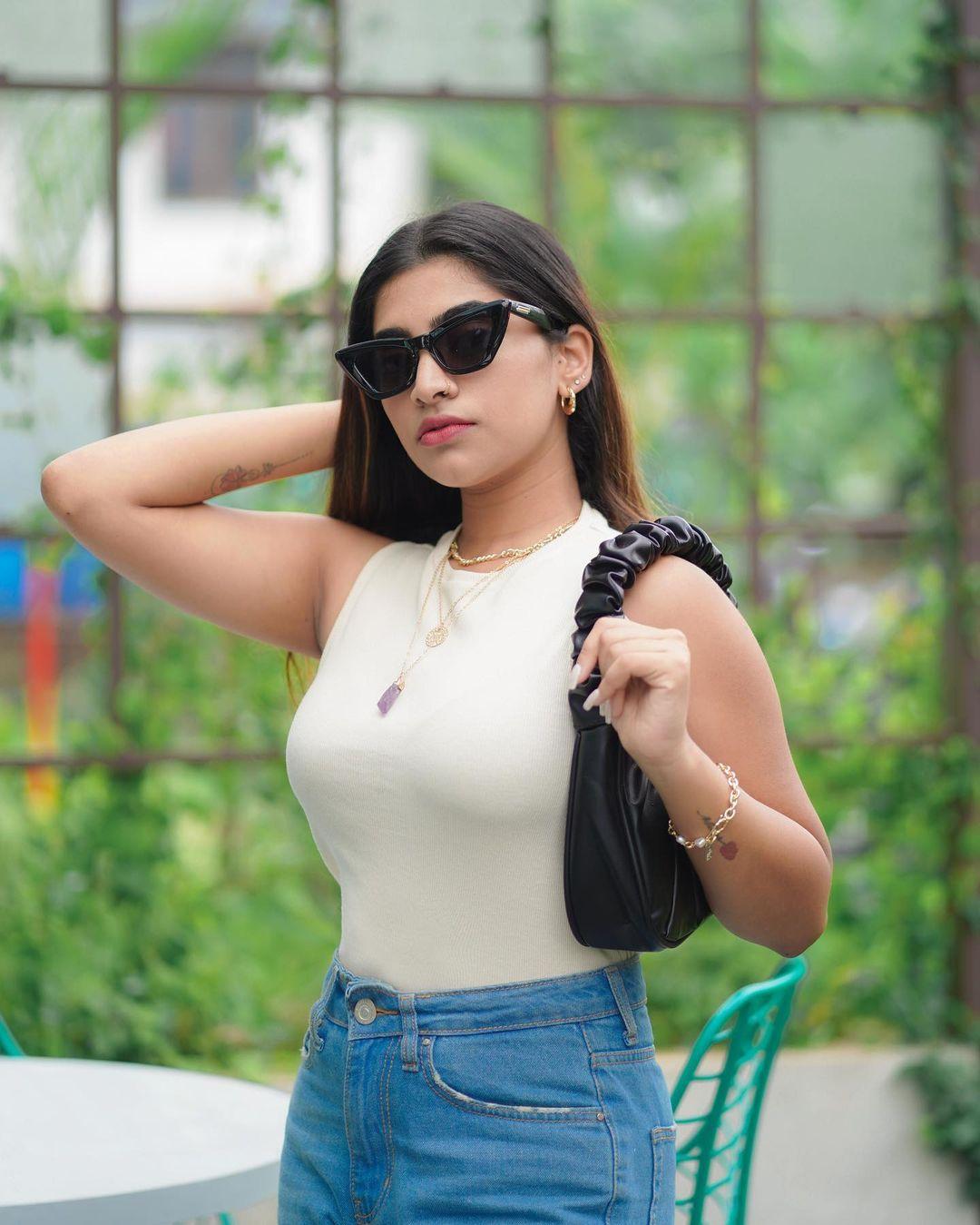 Beautiful and sexy stills | Malavika Sreenath looking very sizzling hot and sexy photoshoot