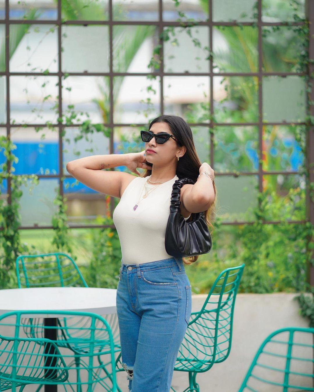 Exclusive hot photos gallery | Malavika Sreenath looking very sizzling hot and sexy photoshoot