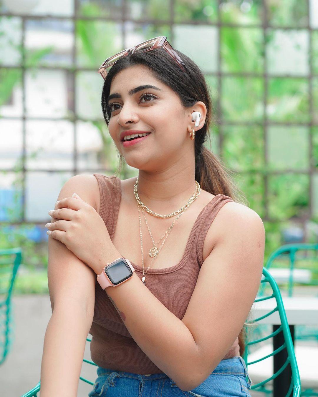 Glamorous and cute picture | Malavika Sreenath very stylish and glamorous photos