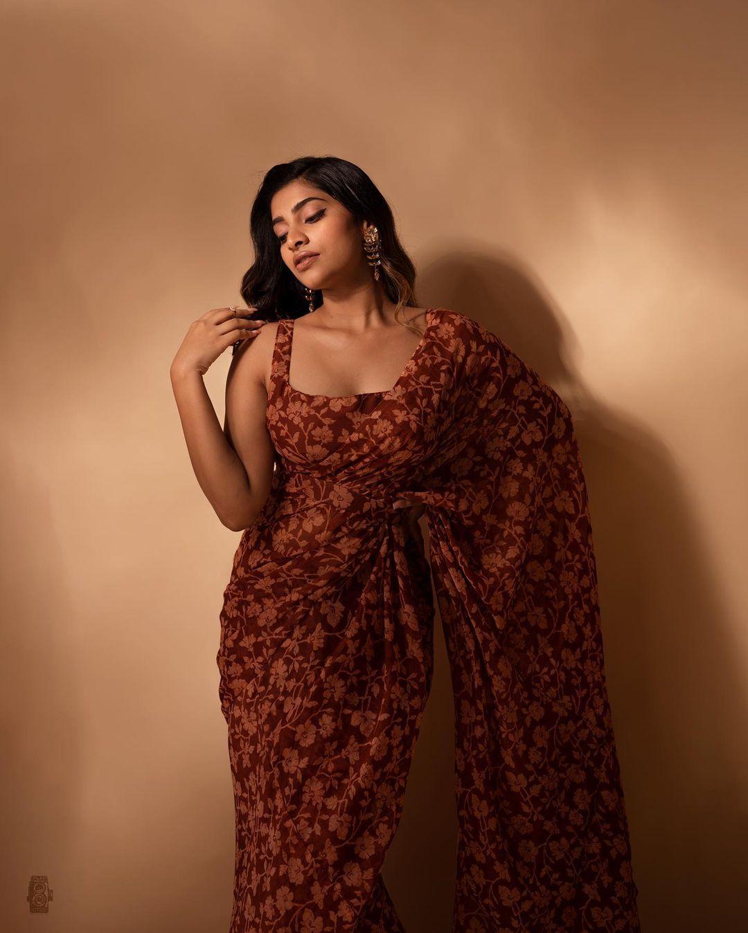 South Indian Actress hot photos | Malavika Sreenath in saree very glamorous and cute stills