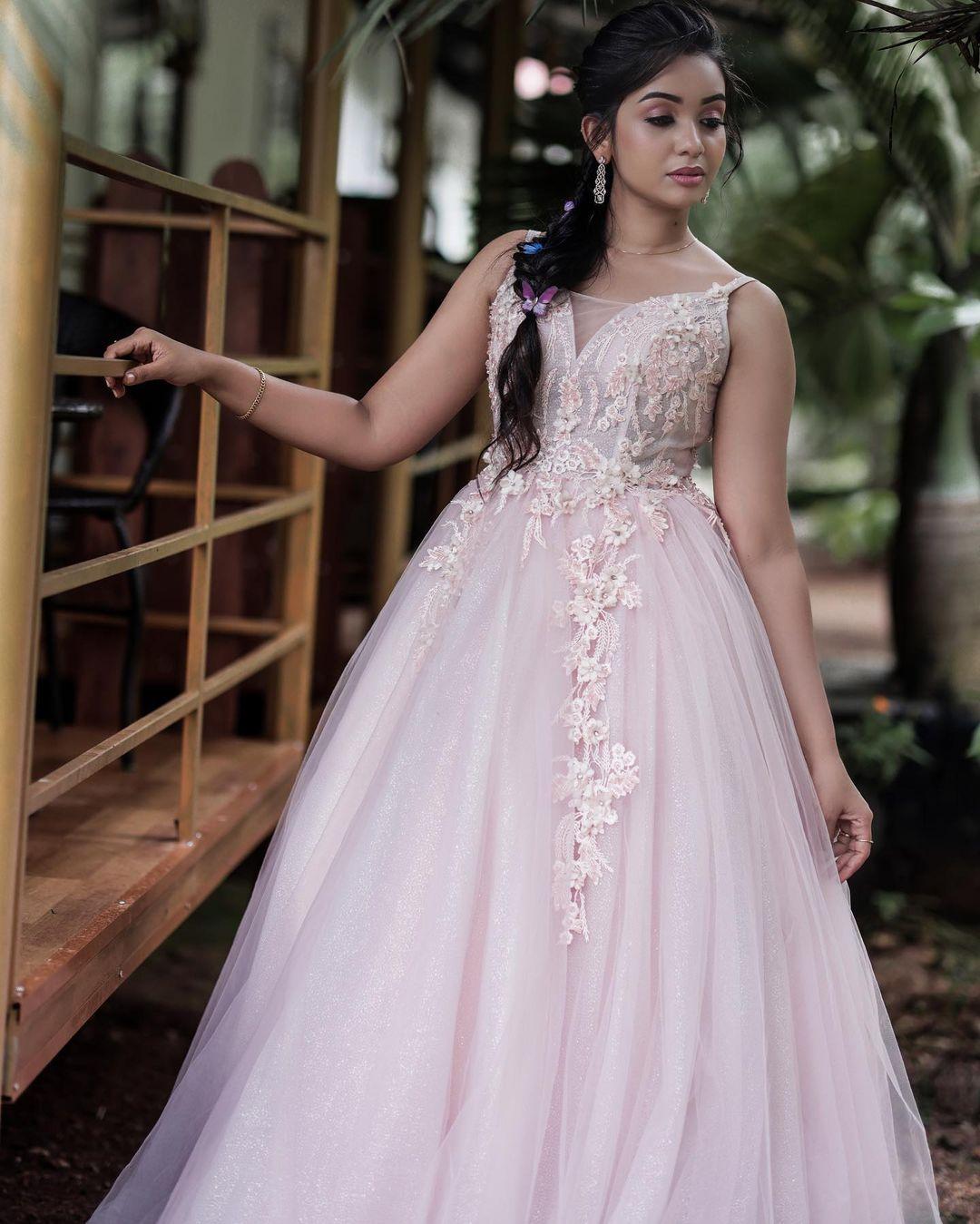 Cute and sexy photoshoot | Alice Christy Gomez looking very glamorous and cute picture