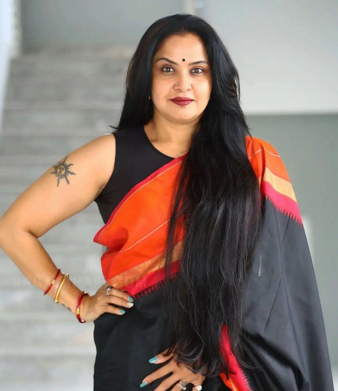 Andhra aunty hot photos | Pragathi in sleeveless blouse and saree hot photos gallery