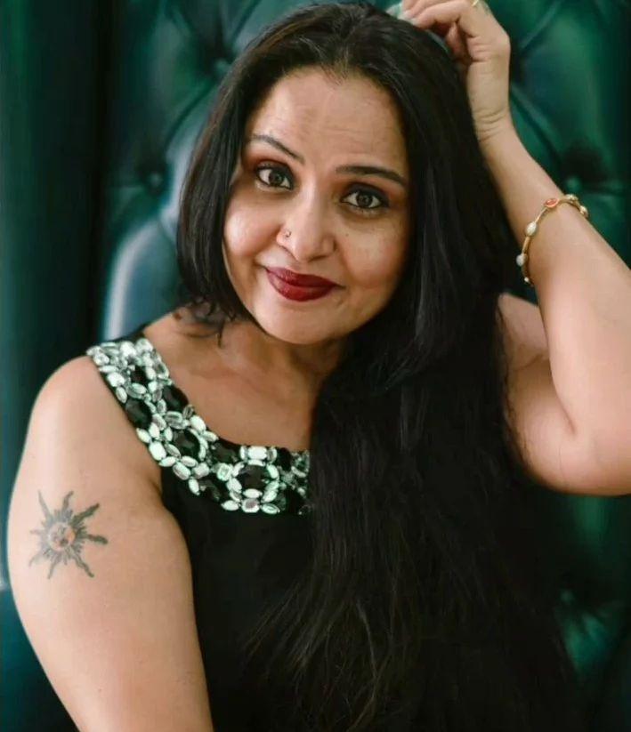 Cute and spicy photos gallery | Pragathi in sleeveless blouse exposing very cute and sexy photoshoot