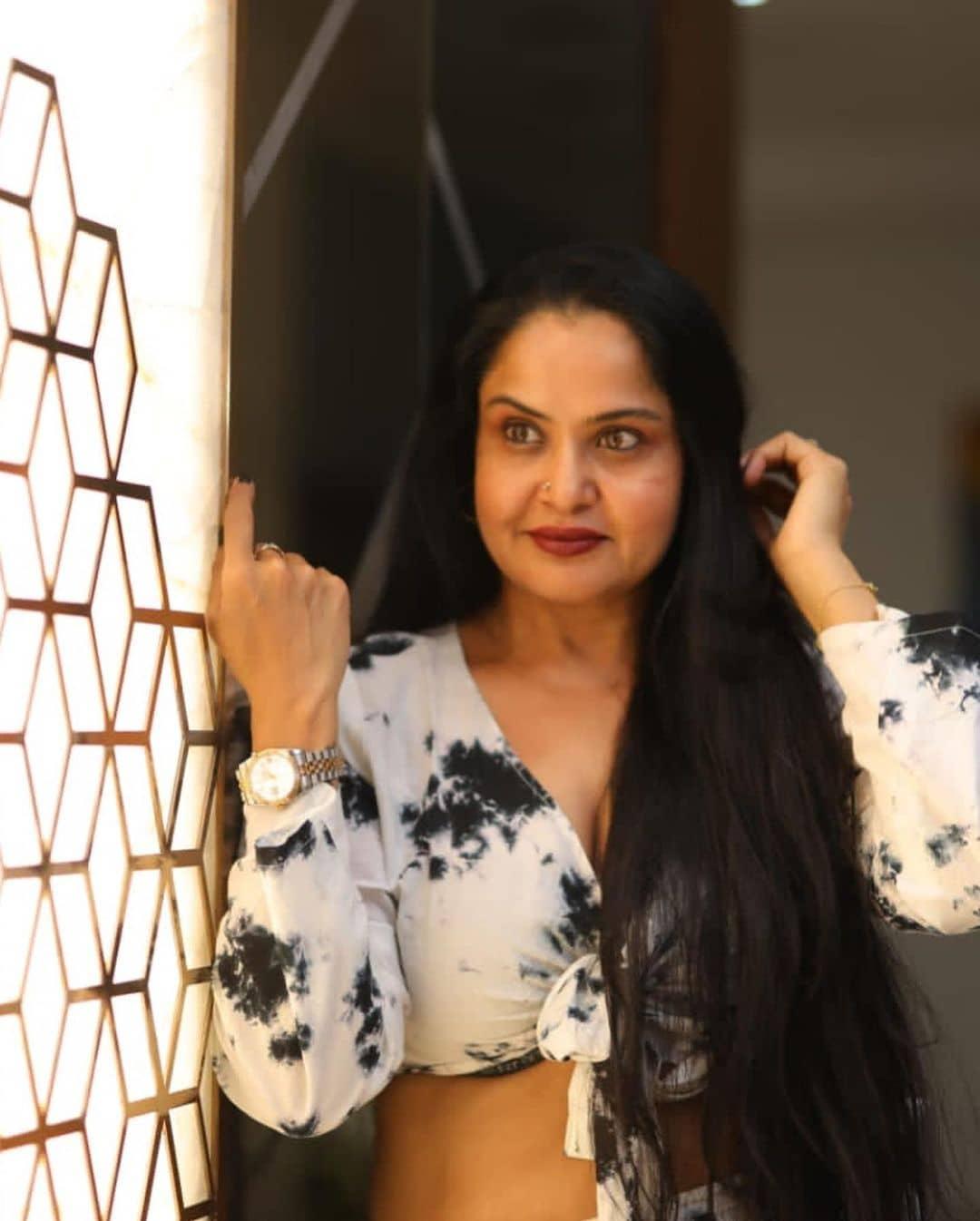 Exposing hot photos gallery | Pragathi in sleeveless blouse exposing very cute and sexy photoshoot