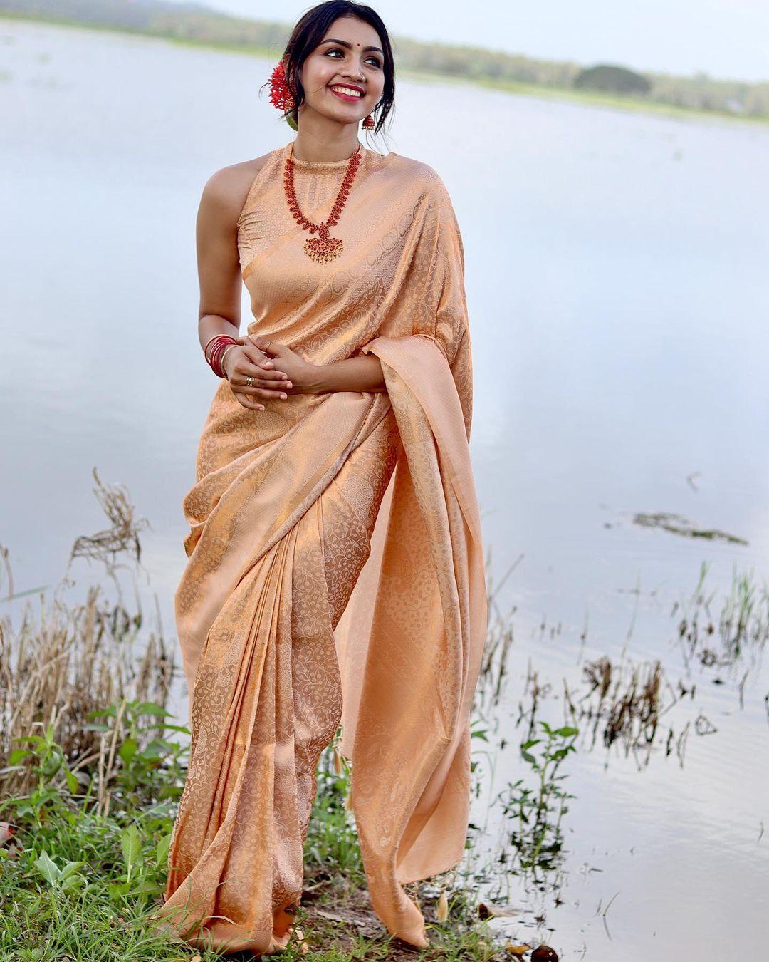 Set Saree hot photos gallery | Priyanka p Santhosh looking very glamorous photos in saree